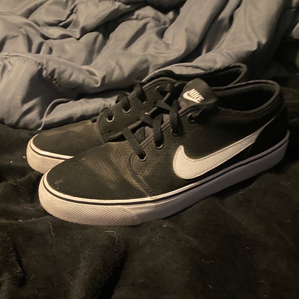 Nike Men's Black Sneakers with White Swoosh